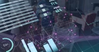 Ofisteki çeşitli iş adamları üzerinde veri işleme animasyonu. Küresel iş ve dijital arayüz kavramı dijital olarak oluşturulmuş video.