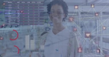 Ofisteki çeşitli iş adamları üzerinde veri işleme animasyonu. Küresel iş ve dijital arayüz kavramı dijital olarak oluşturulmuş video.