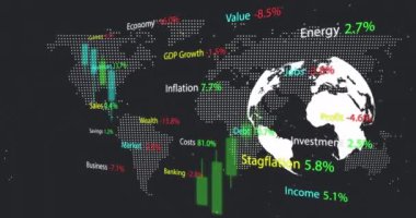 Dünya üzerinde veri işleme animasyonu ve kara arka planda dünya haritası. Küresel teknoloji, bilgisayar ve dijital arayüz kavramı dijital olarak oluşturulmuş video.