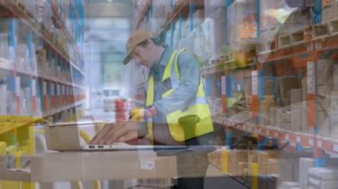 Kafkas iş adamının depodaki işçi tarama kutularının üzerinde dizüstü bilgisayar kullanmasının animasyonu. Dijital bileşik, çoklu pozlama, dağıtım, depolama, barkod, ulaşım ve teknoloji kavramı.