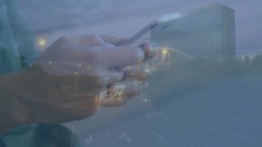 Beyaz adamın üzerinde akıllı telefon kullanarak caddede arabaların canlandırılması. Küresel iş, teknoloji ve dijital arayüz kavramı dijital olarak oluşturulmuş video.