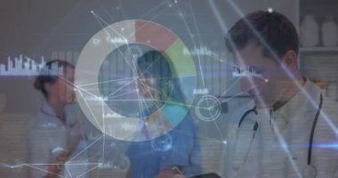 Kafkasyalı doktorların konuştuğu veri işleme animasyonu. Küresel tıp ve dijital arayüz kavramı dijital olarak oluşturulmuş video.