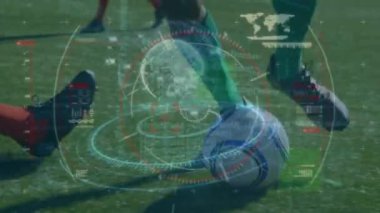 Çeşitli futbol oyuncuları üzerinde veri işleme ve küre animasyonu. Spor ve dijital arayüz konsepti dijital olarak oluşturulmuş video.