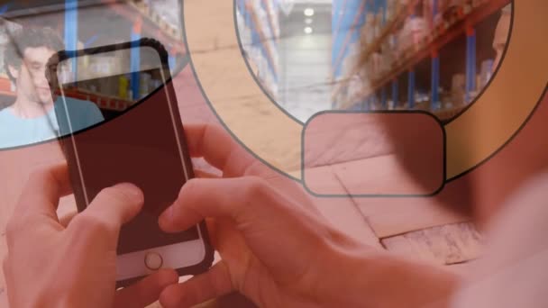 倉庫内の多様な人々にスマートフォンを使用した手のアニメーション グローバル出荷 デジタルインターフェースの概念デジタル生成されたビデオ — ストック動画