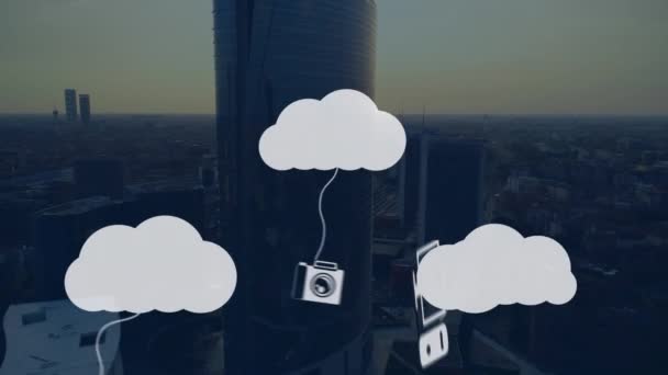 夕暮れ時に超高層ビルの上空を雲にぶら下がるアプリケーションアイコンのアニメーション デジタル複合体 複数の露出 セキュリティ クラウドコンピューティング 現代と技術の概念 — ストック動画