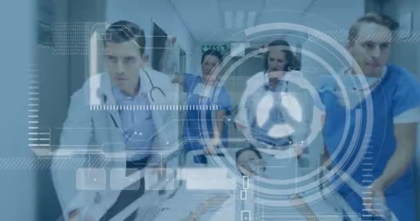 病院で多様な医師や患者を対象としたスコープスキャンやデータ処理のアニメーション グローバル医療 デジタルインターフェースの概念デジタル生成されたビデオ — ストック動画