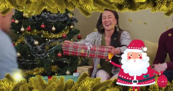 幸せなアジアの女性がプレゼントを受ける上で サンタクラスやモミの木の枝のアニメーション クリスマス お祝い 家族の時間のコンセプトデジタル生成ビデオ — ストック動画