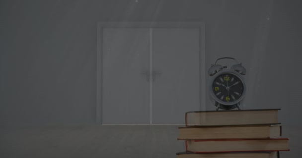 Animação Despertador Livros Sobre Mesa Luz Fluindo Através Janela Composto — Vídeo de Stock