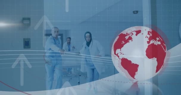 病院で多様な医師や患者の上に地球と矢印のアニメーション グローバル医療 デジタルインターフェースの概念デジタル生成されたビデオ — ストック動画