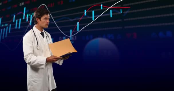 Animación Datos Financieros Gráficos Sobre Médico Masculino Caucásico Concepto Salud — Vídeo de stock