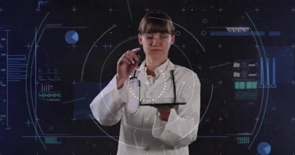 グリッチでデジタル画面上の白人女性医師のアニメーション テクノロジーの概念デジタルで生成されたビデオ — ストック動画