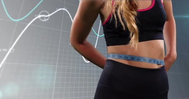 灰色の背景にグラフ上の測定値を持つフィット白人女性の中央部のアニメーション フィットネス 健康的なライフスタイルのコンセプトデジタルで生成されたビデオ — ストック動画