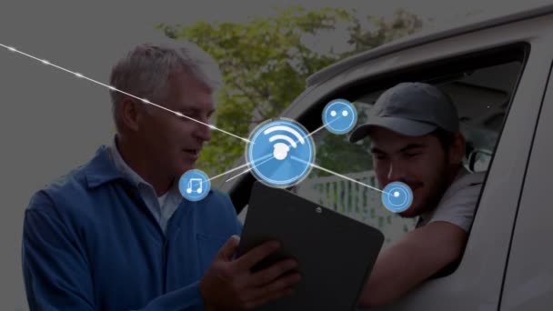 Animación Iconos Conectados Con Líneas Sobre Hombre Caucásico Mostrando Portapapeles — Vídeo de stock