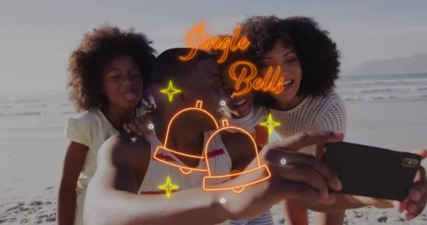 Анімація Джинсових Дзвонів Над Щасливою Афроамериканською Сім Приймає Селфі Пляжі — стокове відео