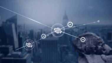 Şehir manzarası üzerindeki simgelerle bağlantı ağının animasyonu. Dijital olarak oluşturulmuş küresel bağlantılar, bilgisayar ve dijital arayüz kavramı.
