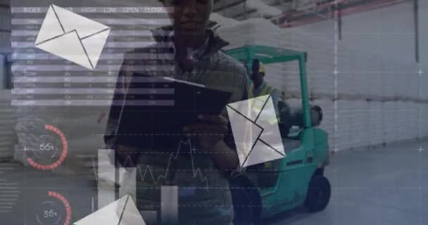 Animering Finansiell Databehandling Med Kuvert Ikoner Över Afrikansk Amerikansk Arbetare — Stockvideo
