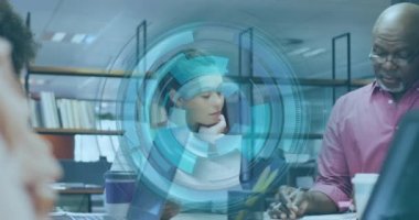 Ofisteki çeşitli iş adamlarını tarayan bir animasyon. Küresel iş ve dijital arayüz kavramı dijital olarak oluşturulmuş video.