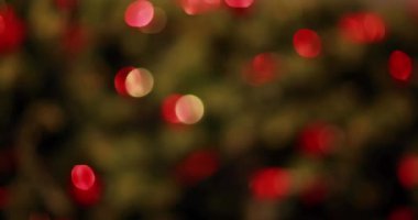 Siyah arka planda yanıp sönen noel ışıklarının animasyonu. Noel, şenlik, kutlama ve gelenek konsepti dijital olarak oluşturuldu.