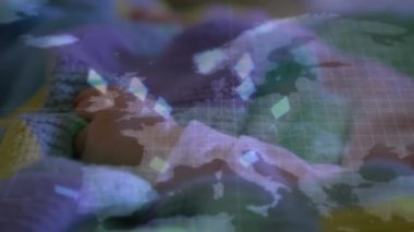 Kafkasyalı bebek uyurken dünya haritasının animasyonu. Küresel tıp ve dijital arayüz kavramı dijital olarak oluşturulmuş video.