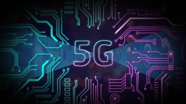 5G metin ve mikro işlemci bağlantılarının veri işleme ile birden fazla ekrana karşı animasyonu. Küresel ağ ve iş teknolojisi kavramı