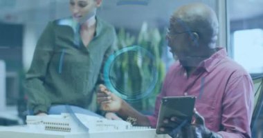 Ofisteki çeşitli iş adamlarını tarayan bir animasyon. Küresel iş ve dijital arayüz kavramı dijital olarak oluşturulmuş video.