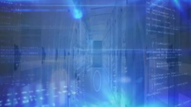 Boş bilgisayar sunucu odasında mavi ışık izleri ve veri işleme animasyonu. Bilgisayar arayüzü ve iş veri depolama teknolojisi kavramı