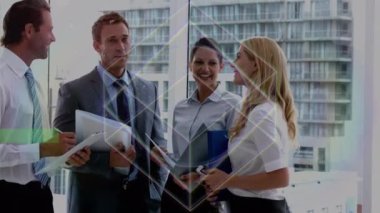 Muhtelif iş adamları üzerinde hareket eden küplerin animasyonu. İş, iletişim ve teknoloji konsepti dijital olarak oluşturulmuş video.