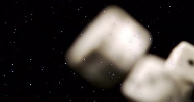 Zarların üzerine düşen karın animasyonu. Kumarhane, kumar ve dijital arayüz kavramı dijital olarak oluşturuldu.