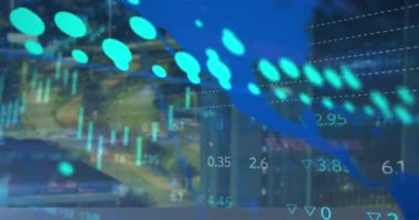 Veri işleme üzerinde şehir manzarası animasyonu. küresel iş ve dijital arayüz kavramı dijital olarak oluşturulmuş video.