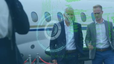 İki beyaz iş adamının havaalanında tartıştığı veri işleme ve yuvarlak tarayıcının animasyonu. İş teknolojisi kavramı
