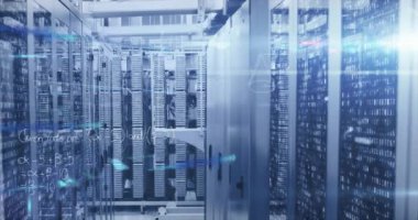 Boş bilgisayar sunucu odasına karşı matematik denklemleri ve veri işleme animasyonları. İş veri depolama teknolojisi kavramı