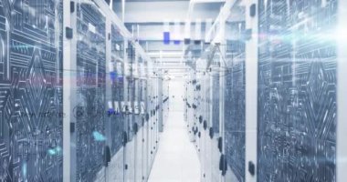 Bilgisayar sunucu odasına karşı matematik denklemleri ve veri işleme animasyonları. Bilgisayar arayüzü ve iş veri depolama teknolojisi kavramı