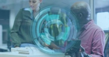 Ofisteki çeşitli iş adamlarını tarayan bir animasyon. Küresel iş ve dijital arayüz kavramı dijital olarak oluşturulmuş video.