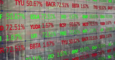 Şehir manzarası üzerinde finansal veri işleme animasyonu. Küresel iş ve veri işleme kavramı dijital olarak oluşturulmuş video.