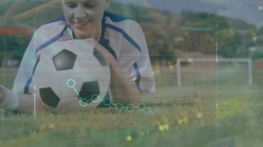 Kadın futbolcular üzerinde finansal veri işleme animasyonu. Dijital olarak oluşturulan küresel spor ve veri işleme kavramı.