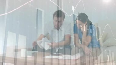 Stresli beyaz çiftlerin finans hesaplamalarıyla ilgili istatistiksel veri işleme animasyonu. Küresel ekonomi ve aile bütçesi kavramı