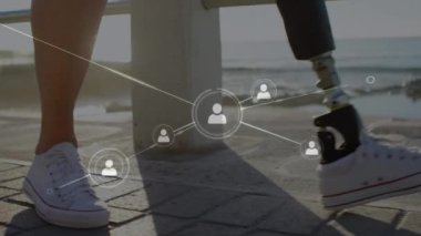 Akıllı telefon kullanan protez bacaklı bir kadının düşük profilli ağının animasyonu. Küresel ağ ve teknoloji kavramı