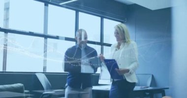 Kafkas iş adamlarının ofislerinde veri işleme animasyonu. Küresel iş ve dijital arayüz kavramı dijital olarak oluşturulmuş video.