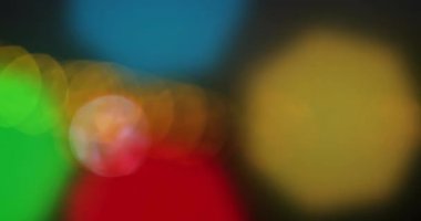 Siyah arka planda yanıp sönen noel ışıklarının animasyonu. Noel, şenlik, kutlama ve gelenek konsepti dijital olarak oluşturuldu.