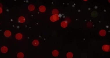 Kar yağışının animasyonu ve siyah arka planda yanıp sönen Noel perisi ışıkları. Noel, şenlik, kutlama ve gelenek konsepti dijital olarak oluşturuldu.