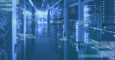 Sunucu odasındaki ekranlarda dijital arayüz ve veri işleme animasyonları. Dijital olarak oluşturulmuş küresel veri işleme kavramı.