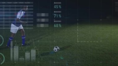 Afro-Amerikan erkek futbolcu üzerinden veri işleme animasyonu. Küresel spor, bilgisayar ve dijital arayüz kavramı dijital olarak oluşturulmuş video.