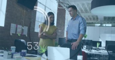 Ofisteki çeşitli iş adamları üzerinde veri işleme animasyonu. Küresel iş ve dijital arayüz kavramı dijital olarak oluşturulmuş video.