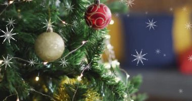 Yıldızların düşüşü ve Noel ağacı üzerine neşeli metin animasyonu. Noel, şenlik, kutlama ve gelenek konsepti dijital olarak oluşturuldu.