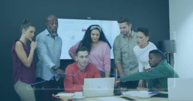 Ofisteki çeşitli iş adamları üzerinde veri işleme animasyonu. Küresel iş ve dijital arayüz kavramı dijital olarak oluşturulmuş video.