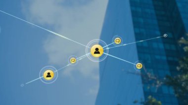 Şehir manzarası üzerindeki simgelerle bağlantı ağının animasyonu. Dijital olarak oluşturulmuş küresel bağlantılar, bilgisayar ve dijital arayüz kavramı.