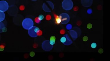 Siyah arka planda yanıp sönen maytap ve noel ışıklarının animasyonu. Noel, şenlik, kutlama ve gelenek konsepti dijital olarak oluşturuldu.