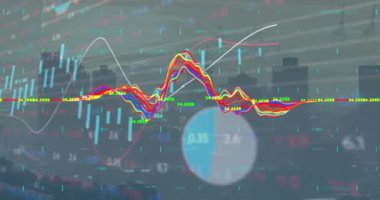 Şehir manzarası üzerinde finansal veri işleme animasyonu. Küresel iş ve veri işleme kavramı dijital olarak oluşturulmuş video.