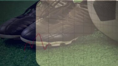 Futbol topunun kapatılması ve çimenlikteki kramponlara karşı istatistiksel veri işleme animasyonu. İş ve spor teknolojisi kavramı