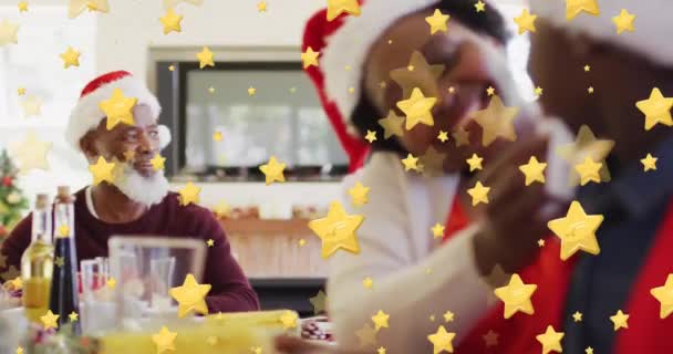 Анимация Звёзд Над Африканской Американской Семьей Шляпах Санта Клауса Рождество — стоковое видео
